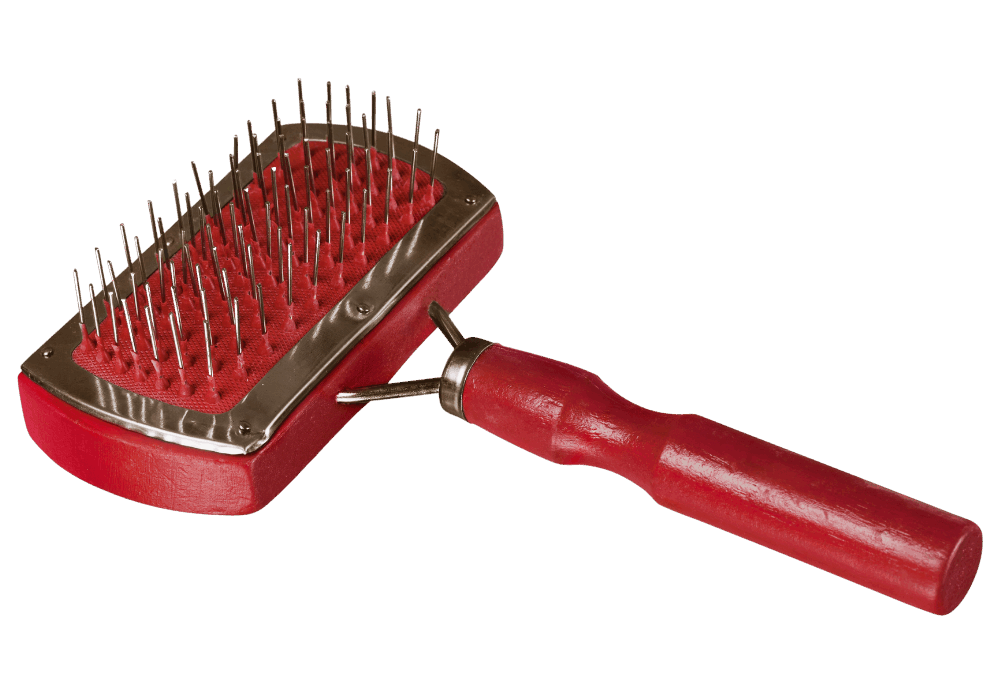 Rote Hundebürste mit Metallstiften und Holzgriff auf tranzparentem Hintergrund.
